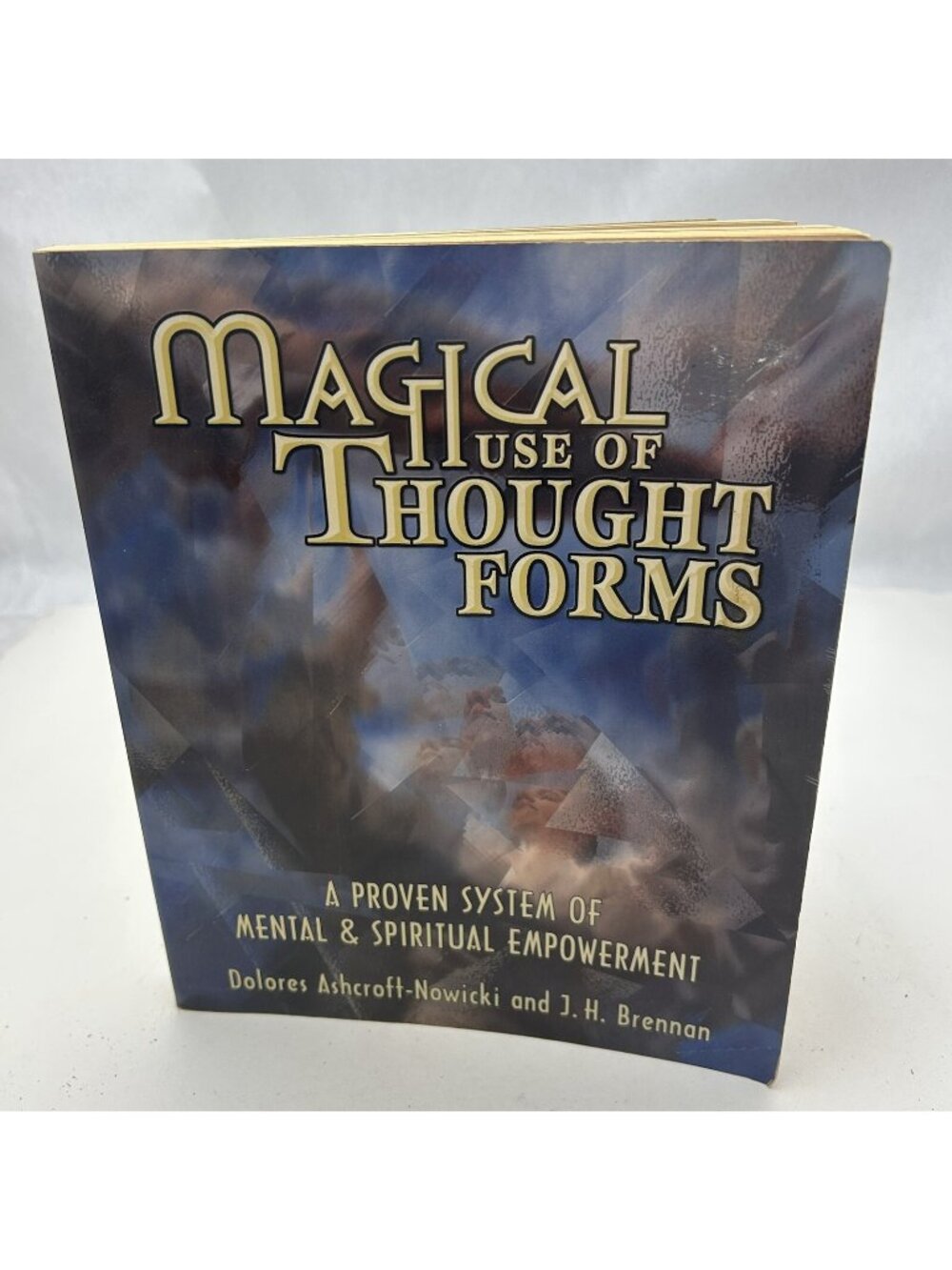 Magical Use of Thought Forms: A Proven System of Mental & Spiritual Empowerm...